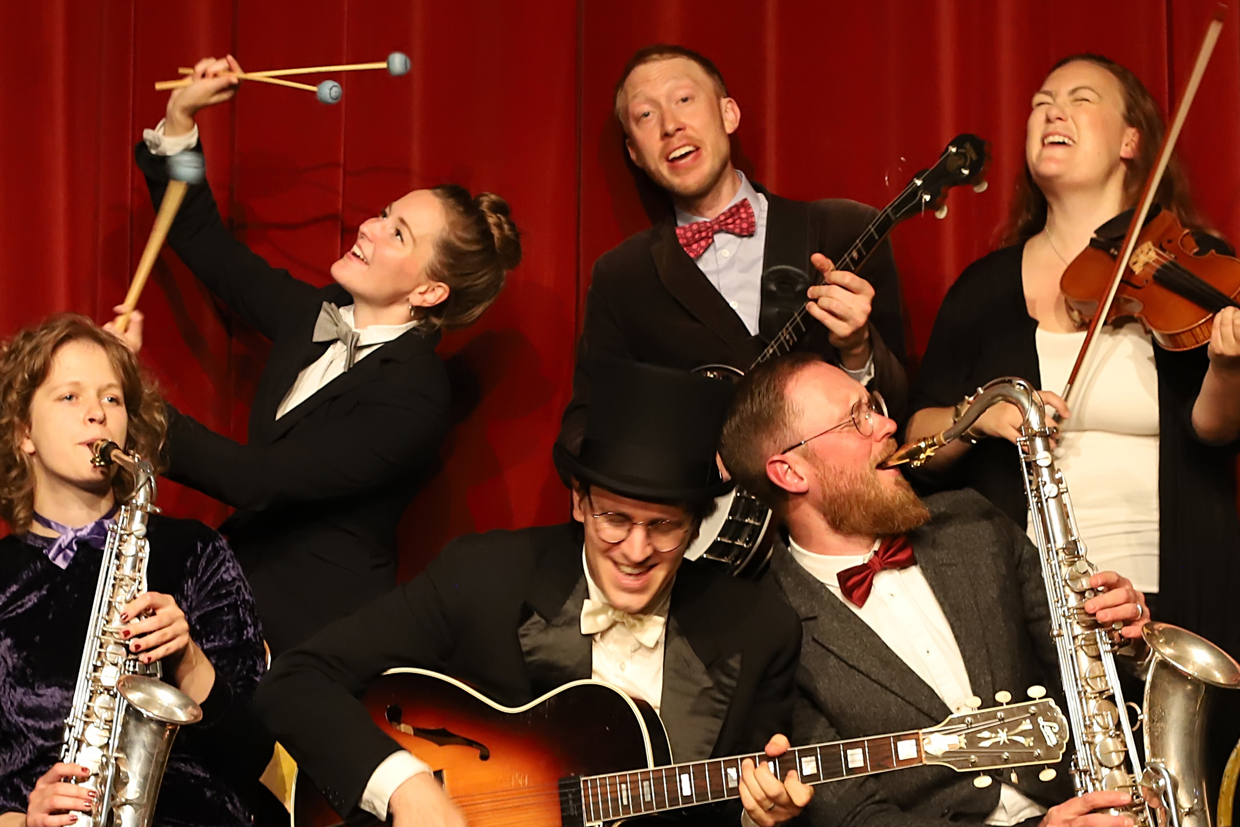  Cats & Dinosaurs<br>The left-wing and feminist swing collective plays original Lindyhop dance music with political lyrics in Swedish and English.
