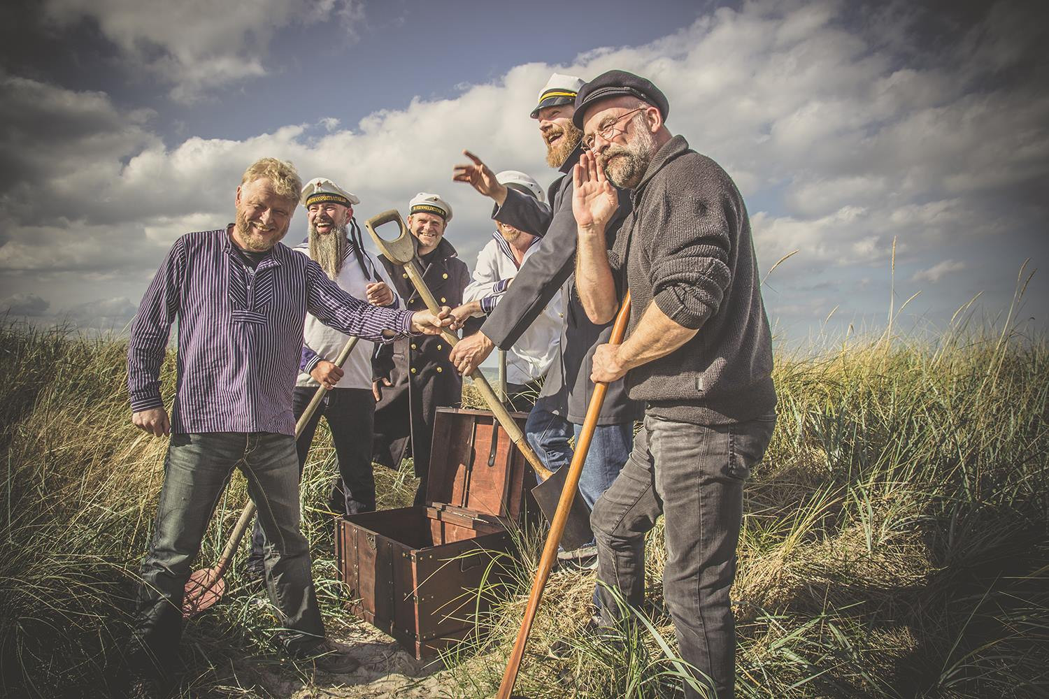  Wolf Barsch <br>Wolf Barsch präsentiert neue und alte Melodien, die von Heimweh nach Ferne und Meer erzählen. Küstenrock, Shanty und Irish Folk. 