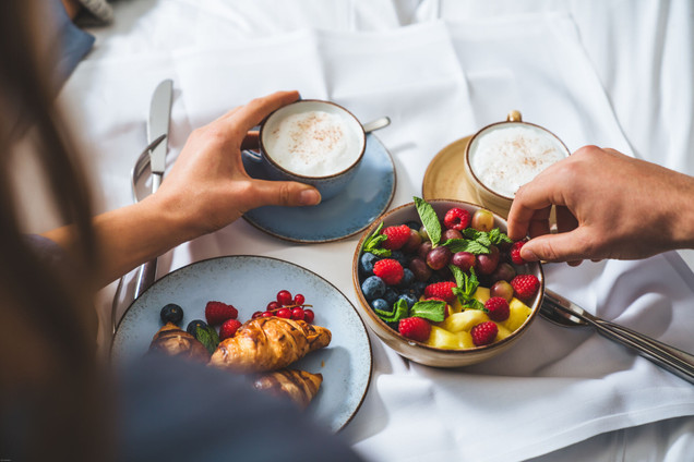 Frühstück im Cotidiano: Ein Obstsalat, Croissants und zwei Kaffee