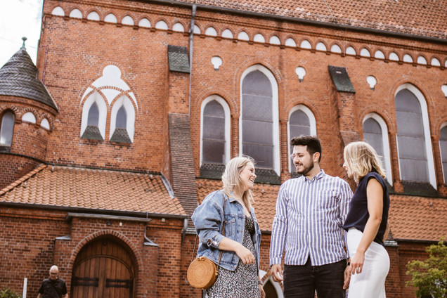 Zwei Frauen und ein Mann vor der Ansgarkirche in Kiel