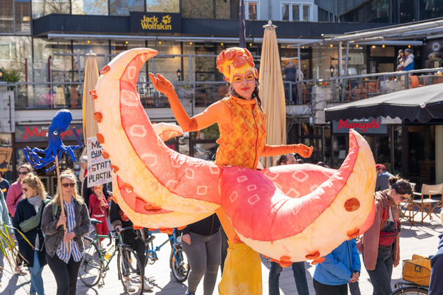 Walking Act verkleidet als Oktopus auf der Ocean Parade in der Kieler Innenstadt 