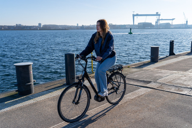 Frau auf Fahrrad an der Kiellinie