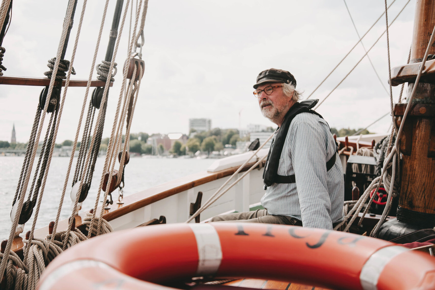  A traditional sailor reports: Andreas Köpke is a passionate sailor. He has been sailing the seas of the world with his traditional sailing vessel for 35 years.