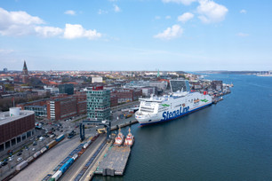Bild von der Kieler Förde mit Hafen und Kreuzfahrtschiff