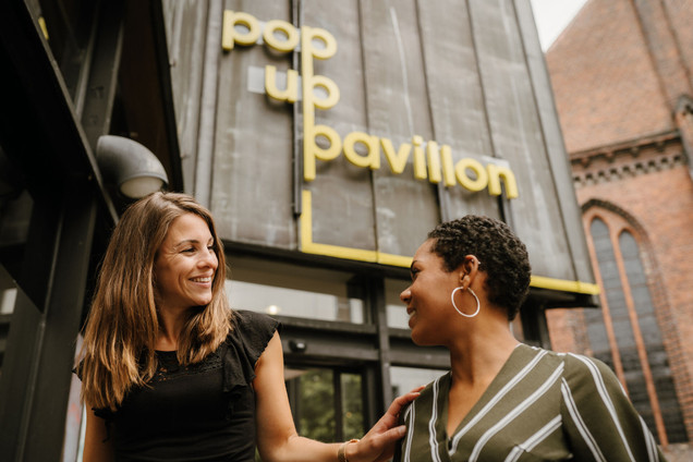 Zwei Frauen vor dem Pop-up Pavillon