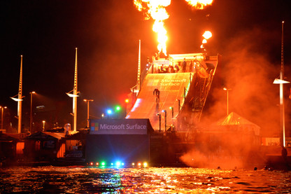Ocean Night Jump am Bootshafen mit Feuershow